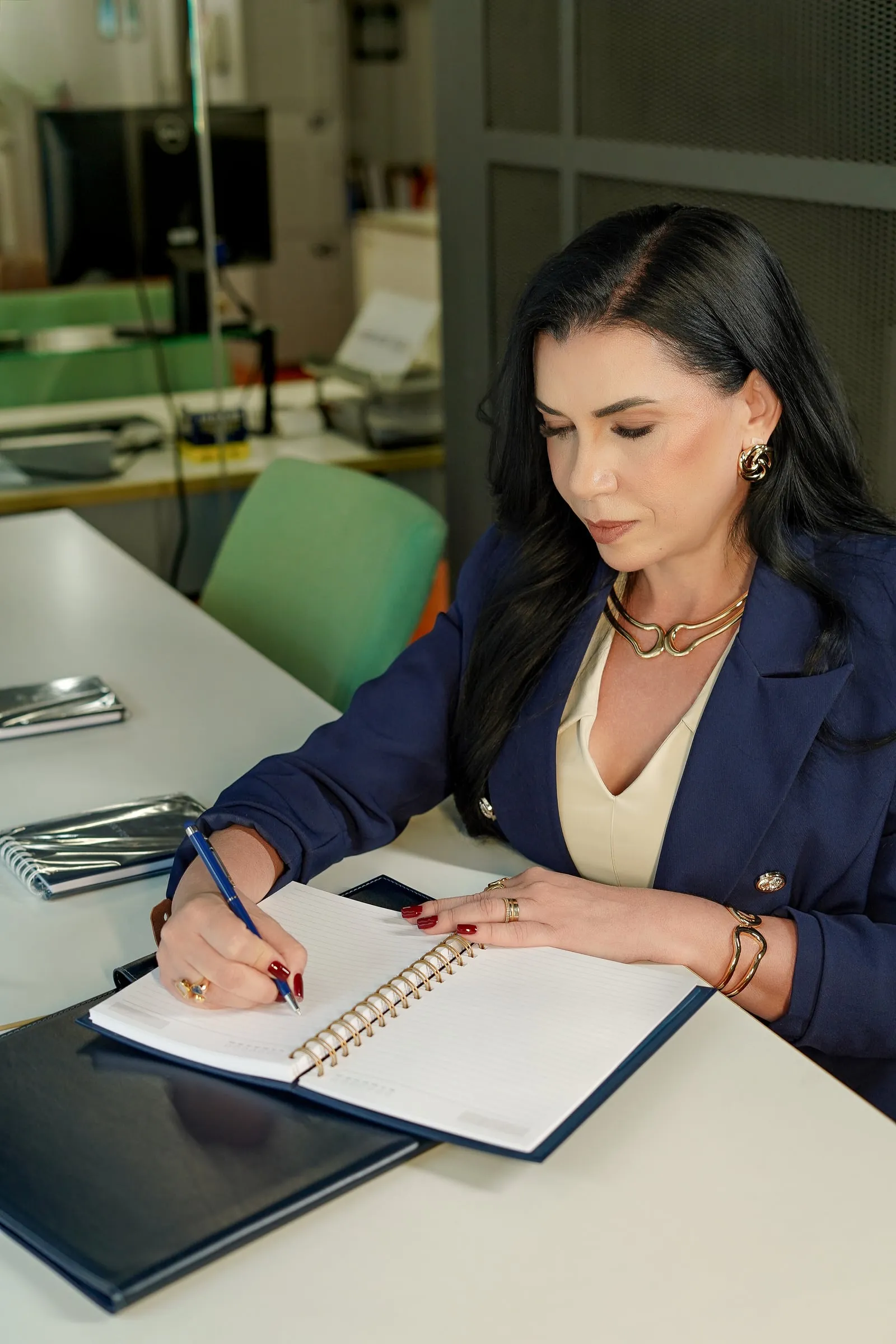 Karla Justo fazendo anotações em seu caderno